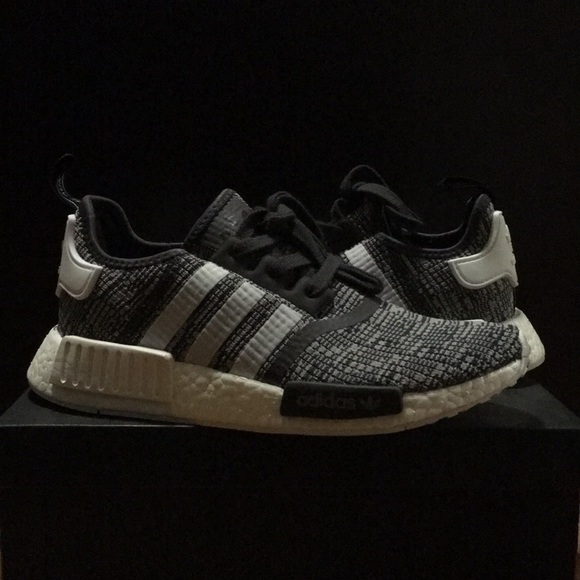 le adidas originali nmd r1 mezzanotte greywhite poshmark le adidas originali nmd r1 mezzanotte greywhite poshmark
